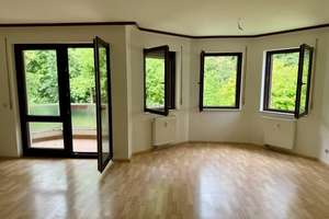 *** DIREKT EINZIEHEN *** BLICK IN DEN SCHLOSSPARK *** Tolle 2 ZKBB mit "Turmzimmer" und Tiefgarage!