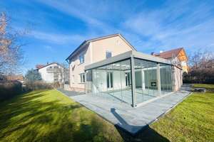 Stilvolles Designhaus mit Wintergarten-Lounge, Dachterrasse & autarker Energietechnik – Die vollständige Adresse der Immobilie erhältst du vom Anbieter., 86929 Penzing – Vorschaubild 1