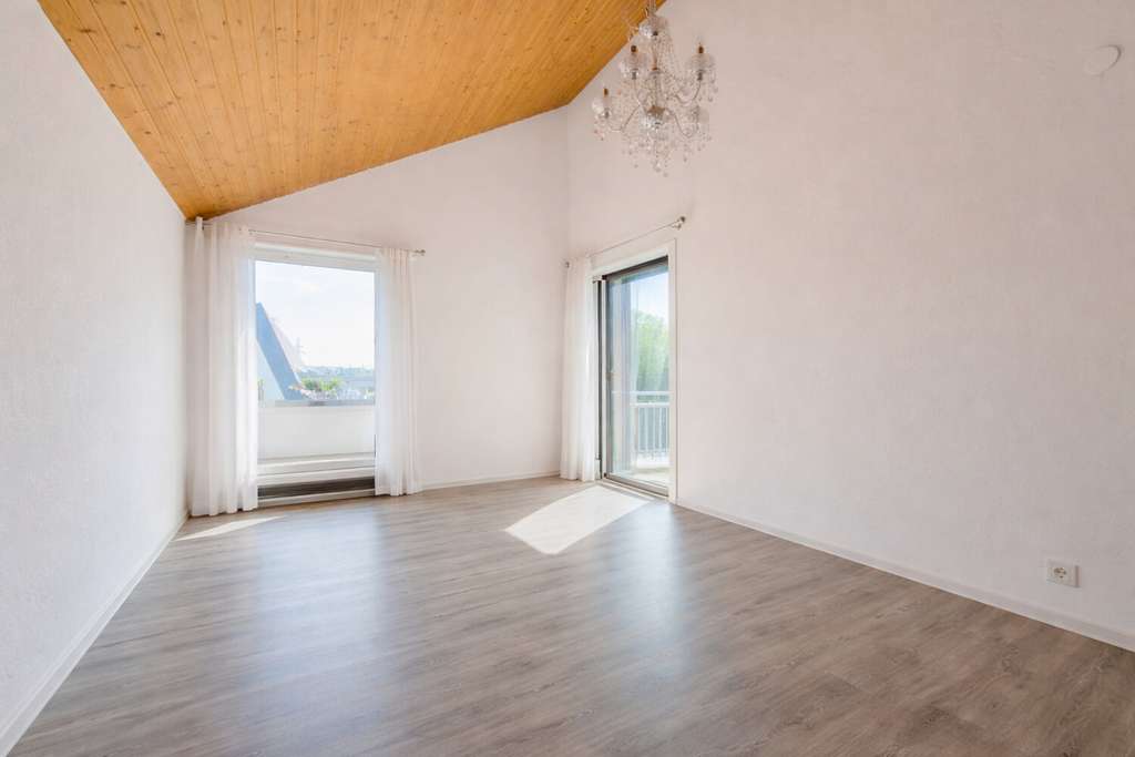 Immobilie in Kirchheim unter Teck - Großzügige Galerie-Maisonette in grüner Stadtrandlage - Bild 2