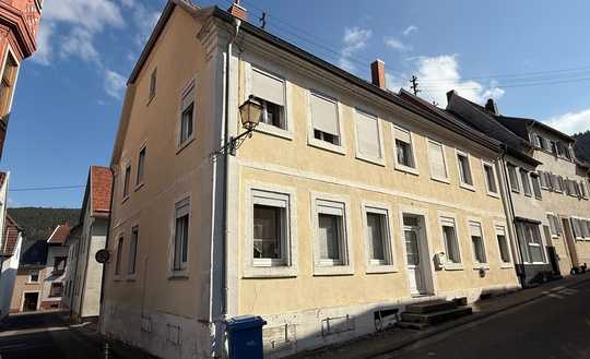 ++ Großzügiges Wohnhaus mit Freisitz und Stellplätzen in Lambrecht ! ++