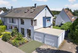 Hausansicht Garten KI