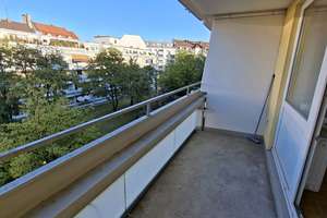 KOMPLETT RENOVIERTES APP. MIT BALKON UND BLICK INS GRÜNE