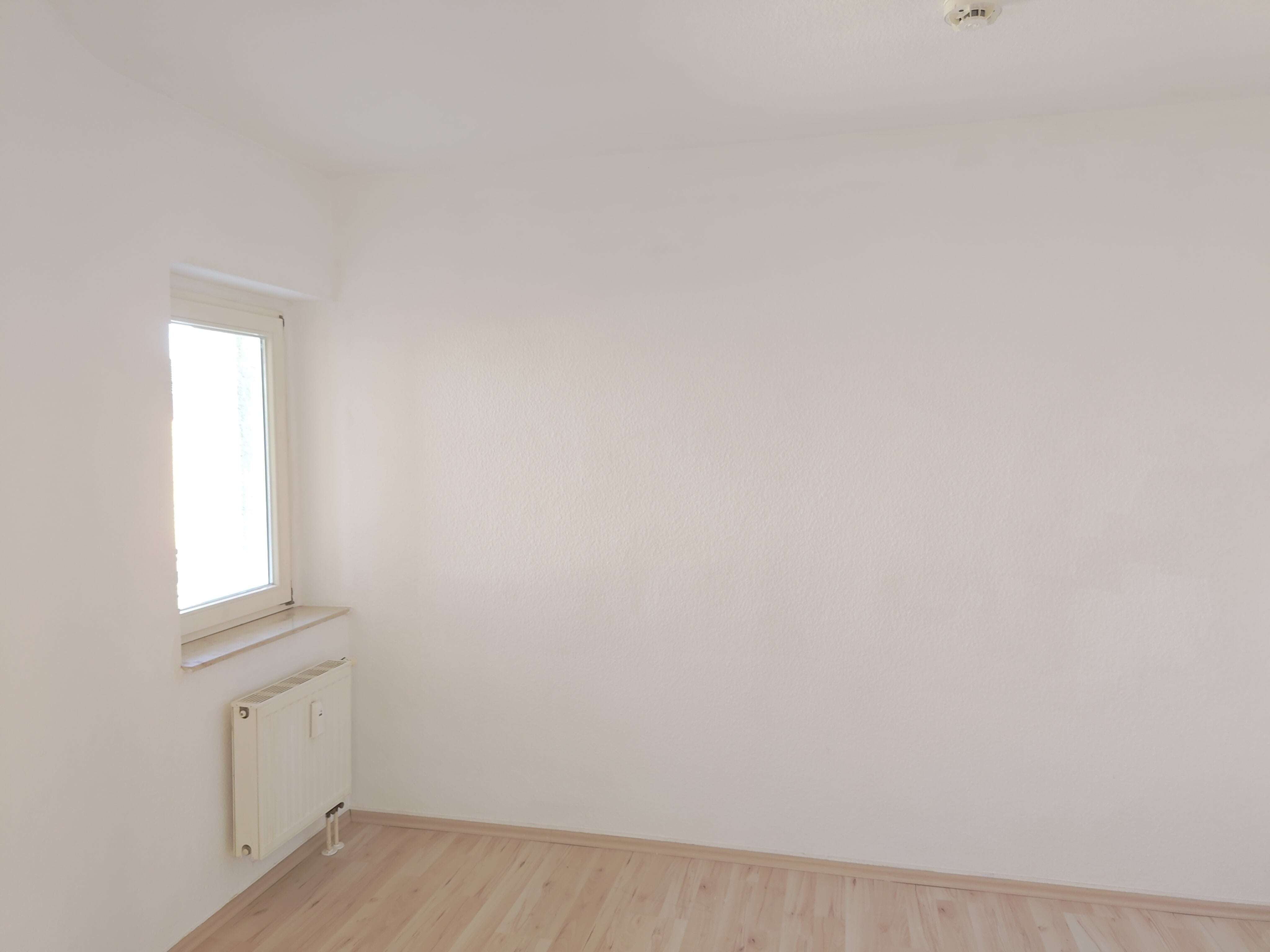 Immobilie in Goethestadt Bad Lauchstädt - Schöne 2 Zi. Wohnung mit großem Südwest-Balkon in idyllischer Lage - Bild 2