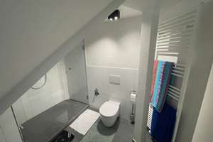 Moderne, vollständig renovierte 2-Zimmer-DG-Wohnung mit Balkon und Einbauküche in Sülz, Köln – Die vollständige Adresse der Immobilie erhältst du vom Anbieter., 50937 Sülz, Köln – Vorschaubild 4
