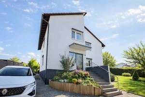 Zwei Wohnungen – viele Möglichkeiten: Familienhaus mit Terrasse, Balkon & Kamin – Die vollständige Adresse der Immobilie erhältst du vom Anbieter., 63694 Limeshain – Vorschaubild 3