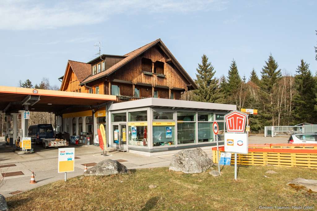 Immobilie in Breitnau - Renditestarke Kapitalanlage: 2 Wohnungen + 6 überdachte Stellplätze im Paket zum Kauf - Bild 0