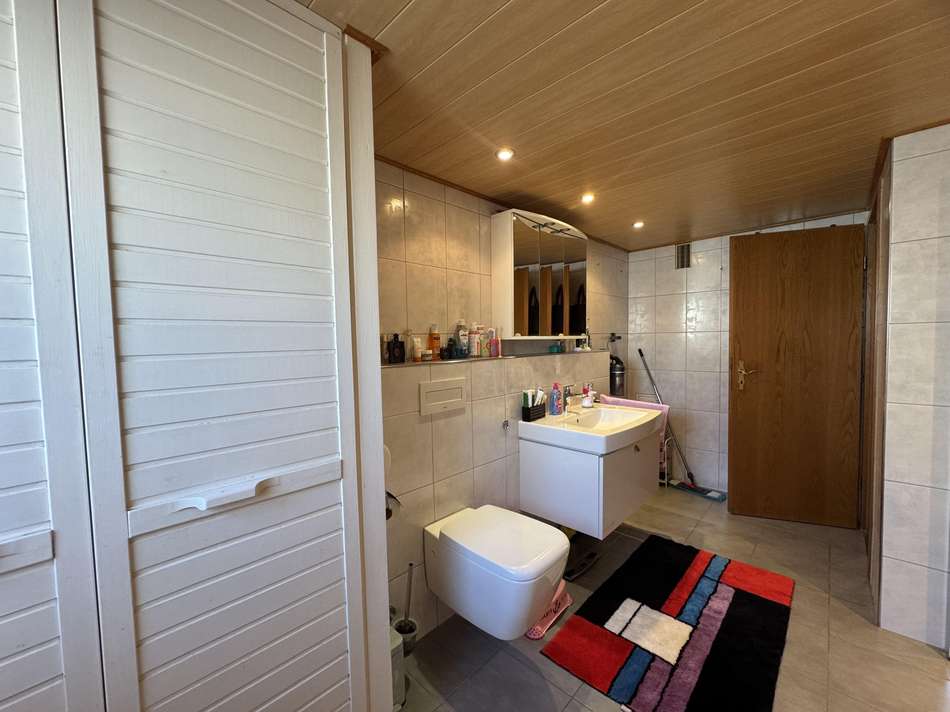 mit Badewanne und Dusche
