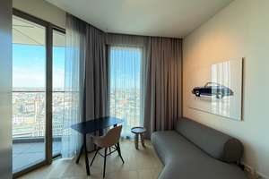 FOUR: Möbliertes Apartment mit Mainblick – 60315 Innenstadt, Frankfurt am Main – Vorschaubild 1