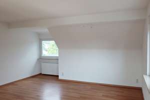 Helle 2-Zimmer-Dachgeschosswohnung mit Einbauküche und großem Dachboden in Düsseldorf-Wittlaer – Bockumer Straße 43, 40489 Wittlaer, Düsseldorf – Vorschaubild 2