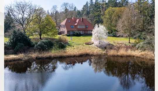 Bild von Einzigartiges Wohnhaus mit See & Nebengebäude in Aurichs Randlage