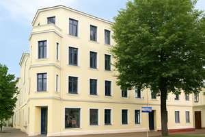 Frisch sanierte 2-Zimmer-Wohnung mit Badezimmer mit Dusche und Wanne in Stadtfeld