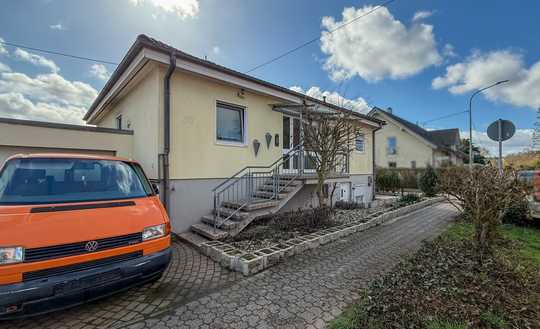 Gepflegtes Einfamilienhaus mit separater Einliegerwohnung, Garten und Garage