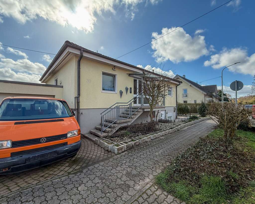 Immobilie in Zeiskam - Gepflegtes Einfamilienhaus mit separater Einliegerwohnung, Garten und Garage - Bild 0