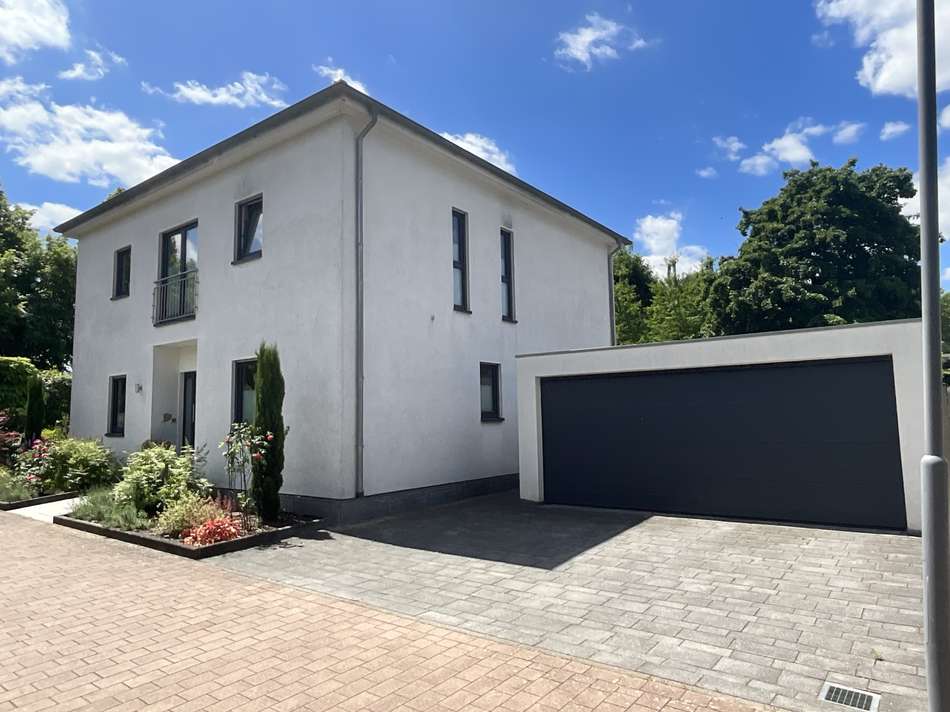 Hauseingang mit Garage und Ste