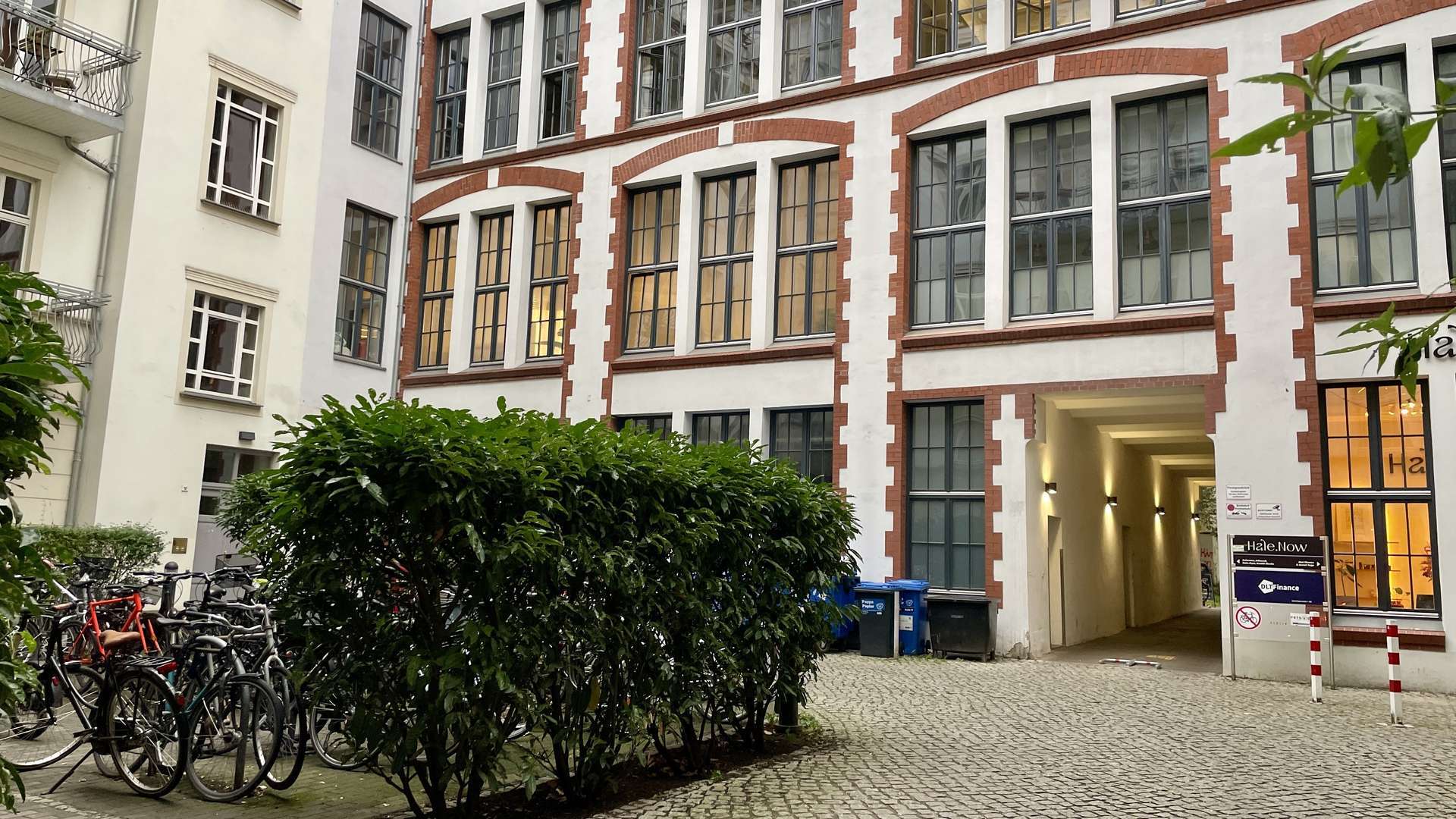 Bezugsfrei! Geräumige Erdgeschosswohnung mit Mini-Terrasse in begehrtem Winsviertel, Berlin – Bild 1