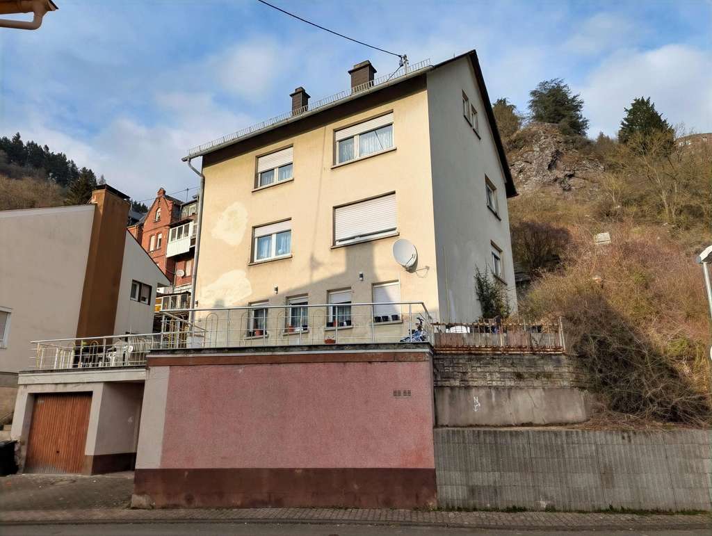 Immobilie in Idar-Oberstein - Zwei Wohneinheiten. Drei Garagen. Eine Aussicht, die bleibt. - Bild 1