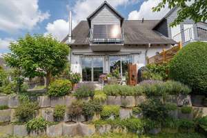 Familienglück mit Garten, Kamin & zwei Balkonen – Ihr neues Zuhause in ruhiger Lage – Die vollständige Adresse der Immobilie erhältst du vom Anbieter., 65520 Bad Camberg – Vorschaubild 1