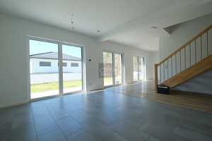 Familienidylle trifft Zukunft – KfW-40 Haus mit PV-Anlage & Einliegerwohnung in naturnaher Lage – Amberg-Sulzbach (Kreis) – Vorschaubild 9