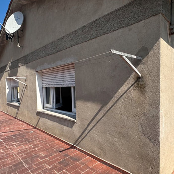 Zweistöckiges Haus mit großer Terrasse und 3 Garagen