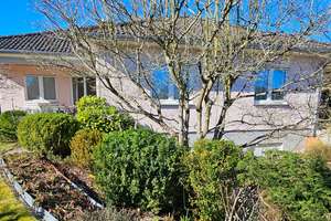 Ebenerdig Wohnen im energieeffizienten Winkelbungalow, terrassiertes Südgrundstück, schöner Garten – Die vollständige Adresse der Immobilie erhältst du vom Anbieter., 54472 Longkamp – Vorschaubild 1