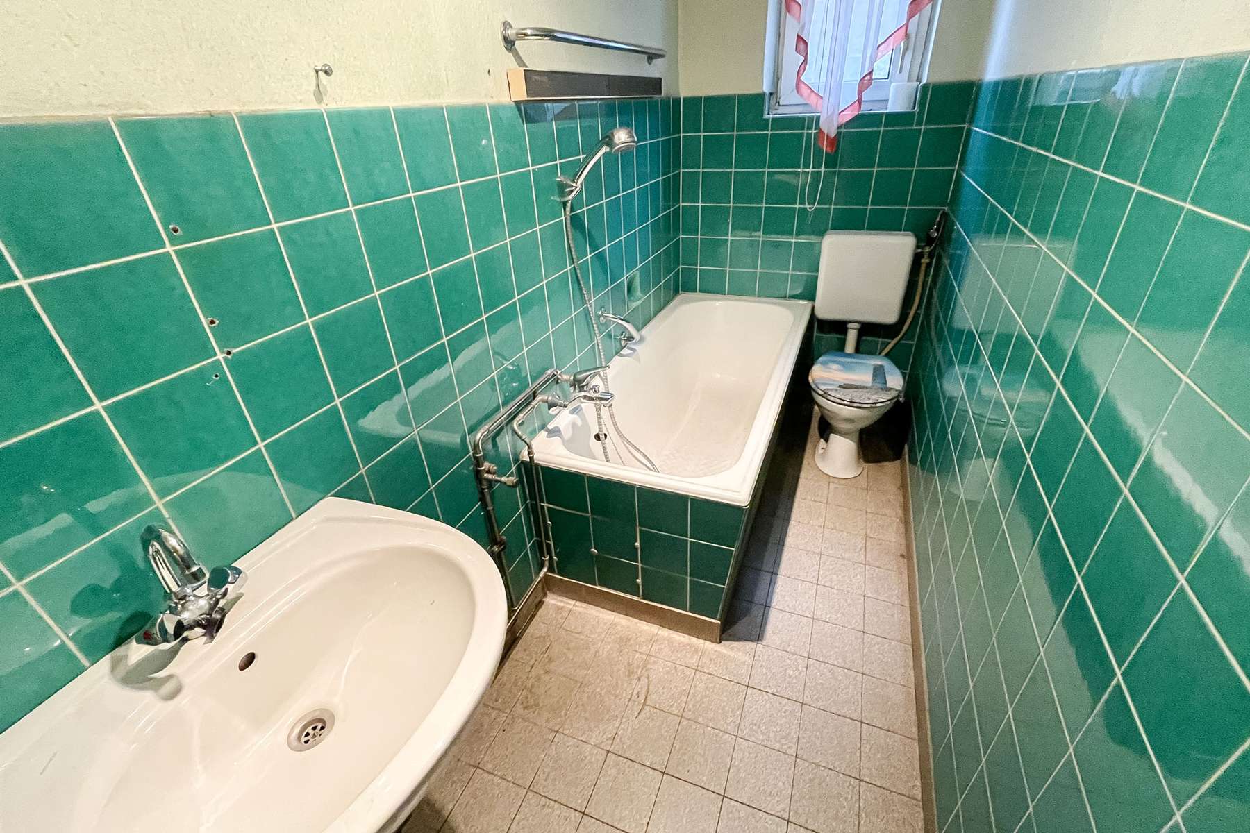 Immobilie in Hausen - Großzügiges Wohnhaus in naturnaher Lage - ein Rohdiamant für kreative Gestalter - Bild 2