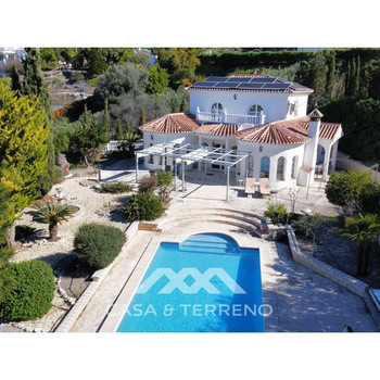 Elegante Villa mit Garten und Pool in Algarrobo, Málaga zu verkaufen