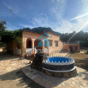 CHALET MIT GROSSEM GRUNDSTÜCK UND POOL IN PLA DE CORRALS QUATRETONDA