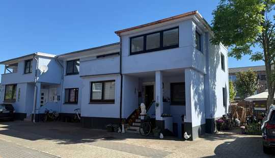 Bild von Leben, wo andere Urlaub machen – Charmantes Vierfamilienhaus im Herzen von Varel