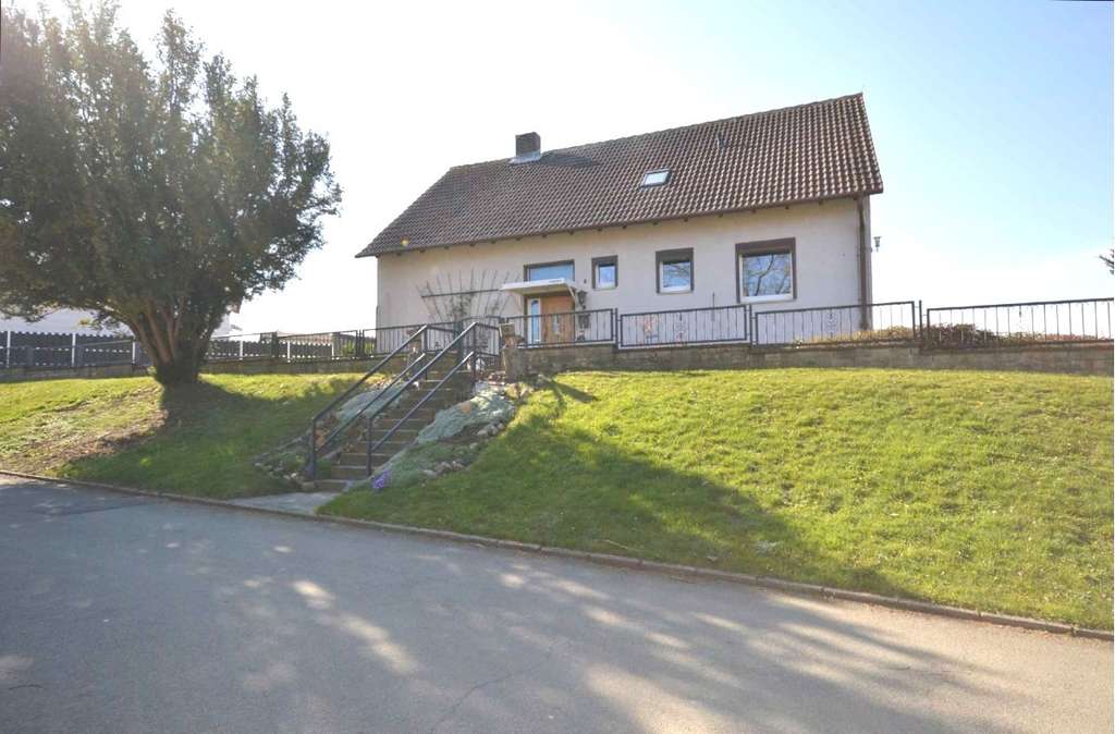 Immobilie in Liebenburg - Freistehendes Einfamilienhaus in Feldrandlage mit 7 Zimmern, Keller + Doppelgarage. - Bild 1