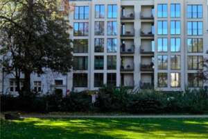 Kölner Südstadt: Architektonisch reizvolle Mietwohnung mit zwei großen Terrassen