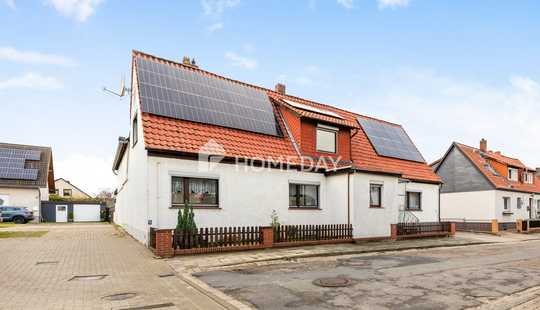 Bild von Großzügiges EFH mit PV-Anlage, Wärmepumpe, Doppelgarage und Nebenhaus in Lehre 
