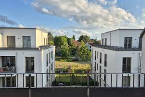 Gepflegte 2,5-Zimmer-Neubbau-Dachgeschosswohnung in ruhiger Lage in Berlin-Altglienicke