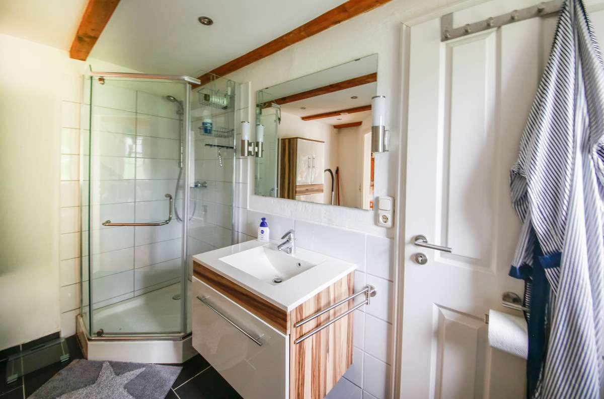 Immobilie in Gelting - Reetdachkate an der Ostsee in idyllischer Alleinlage mit drei Wohnungen  + 2,2 ha Land - Bild 10