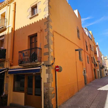 GEBÄUDE IM ALTSTADTKERN VON PALAMÓS