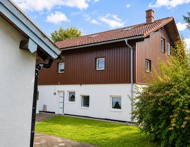 Wohnhaus mit separater, genehmigter Einliegerwohnung: Mehrgenerationen oder Vermietung in Julbach
