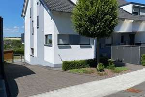 Lichtdurchflutetes Architektenhaus mit großem Garten und traumhaftem Ausblick. Ideal für Familien. – Am Alten Weinberg 26, 65207 Breckenheim, Wiesbaden – Vorschaubild 2