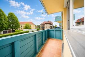 Erstbezug nach Sanierung* 2-RW* West-Balkon* neue EBK* Bad mit Wanne* TG-SP* Aufzug* Grüne Lage