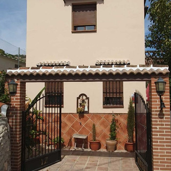 LANDHAUS MIT POOL