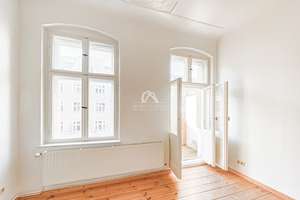 GROßZÜGIGE UND KLASSISCHE ALTBAUWOHNUNG MIT BALKON IN PRENZLAUER BERG! PROVISIONSFREI! – Ueckermünder Str. 17, 10439 Prenzlauer Berg, Berlin – Vorschaubild 2