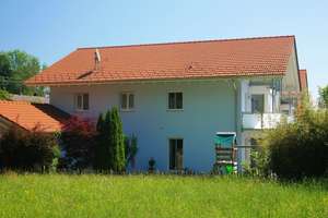 Schönes Haus im Haus in ruhiger Ortsrandlage bei Prien am Chiemsee – Die vollständige Adresse der Immobilie erhältst du vom Anbieter., 83209 Prien am Chiemsee – Vorschaubild 1