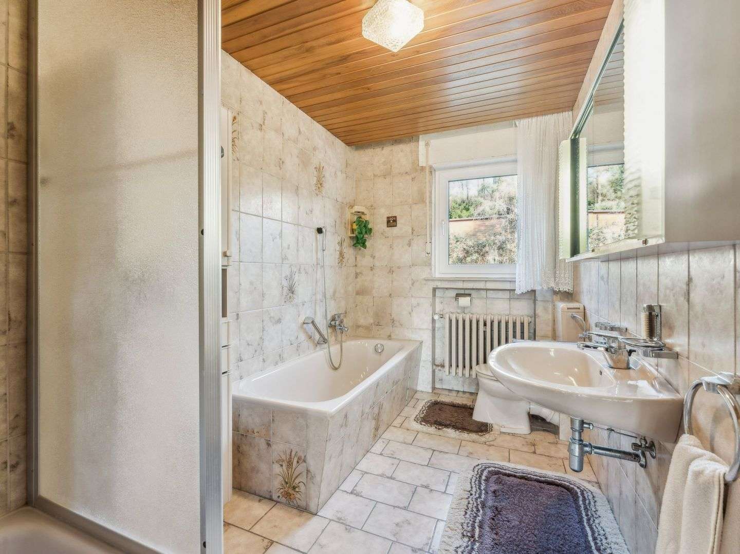 Immobilie in Felsberg - Zweifamilienhaus mit mehreren Modernisierungen und großem Grundstück in Felsberg - Bild 5