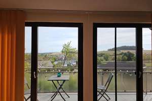 Tolle, moderne Dachgeschosswohnung – beste Aussicht und viel Ruhe – 66871 Konken – Vorschaubild 2