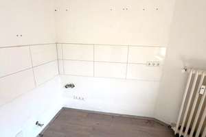 Mitten in der Essener Innenstadt - helle 2-Zimmer-Wohnung mit Tageslichtbad – Maxstraße 24, 45127 Stadtkern, Essen – Vorschaubild 2