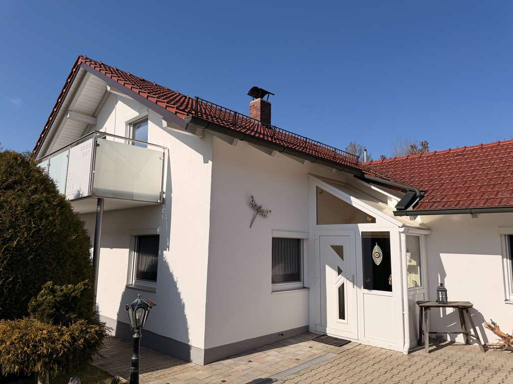 Immobilie in Frontenhausen - Gepflegtes Einfamilienhaus mit Garage und Nebengebäude in ruhiger Siedlung 84160 Frontenhausen - Bild 0