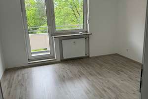 Sanierte Wohnung mit Einbauküche und zwei Balkonen : ansprechende 3-Zimmer-Wohnung in München. 
 – Albert-Schweitzer-Straße 50, 81735 Neuperlach, München – Vorschaubild 2