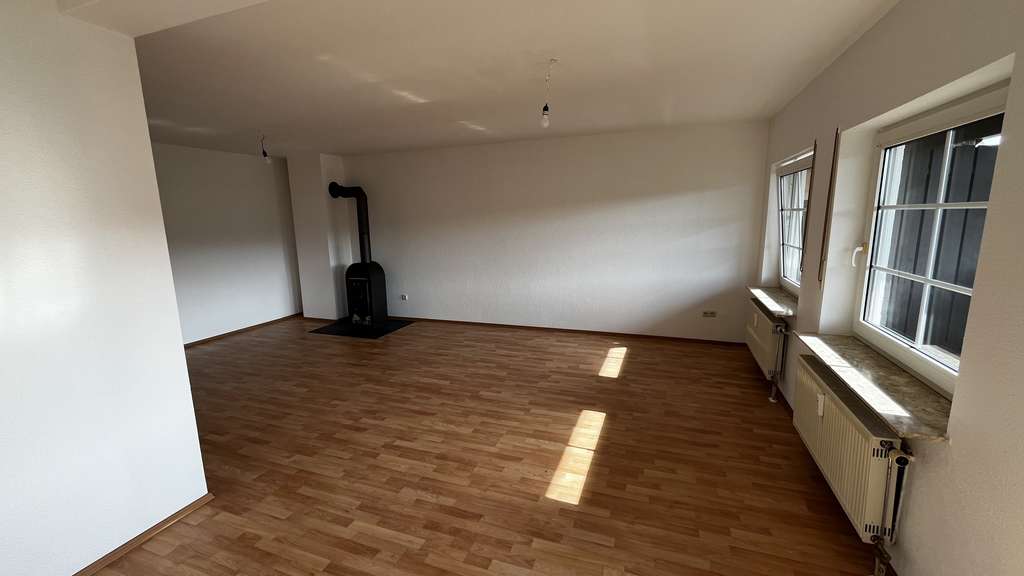 Immobilie in Grävenwiesbach - Renovierte 4-Zimmer-Wohnung mit Balkon und Garage in Grävenwiesbach - Bild 2