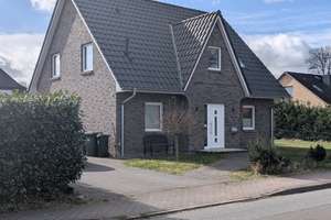 Energiespar-Juwel in Ellerau: Modernes Einfamilienhaus mit Solarheizung & 2 Stellplätzen – Die vollständige Adresse der Immobilie erhältst du vom Anbieter., 25479 Ellerau – Vorschaubild 1