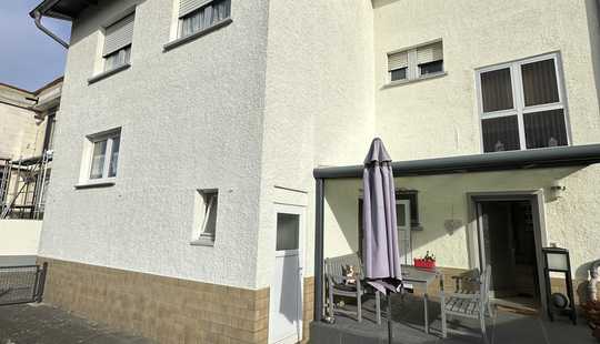 Bild von Rodgau Jügesheim:Freistehendes Zweifamilienhaus für  Großfamilien.