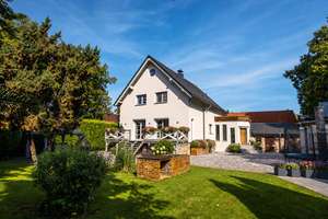 Exklusives Einfamilienhaus mit gehobenem Standard, großzügigem Wohnambiente und separatem Gästehaus