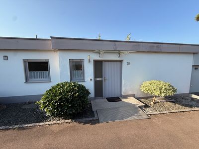 Charmanter Reihenmittel-Bungalow mit Südgarten und zwei Tiefgaragenstellplätzen in Friedberg